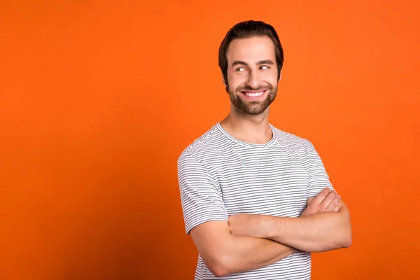 Foto del lado del perfil de chico joven cruzó las manos mirada espacio vacío idea reflexivo aislado sobre fondo de color naranja — Foto de Stock