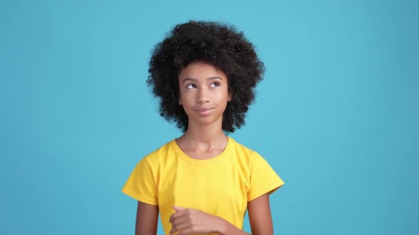 Kid meisje voorstellen uitstekende beslissing geïsoleerde blauwe kleur achtergrond — Stockvideo