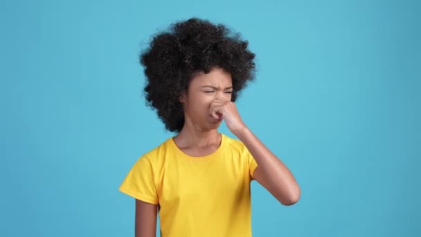 Kid girl ignore smelly stench hold breath isolated blue color background — Stock Video