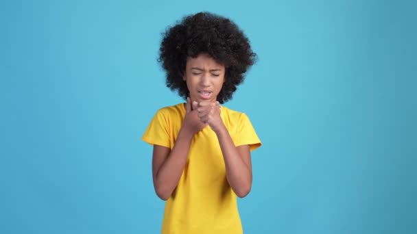 Kid flicka smärta hals influensa epidemi isolerad blå färg bakgrund — Stockvideo