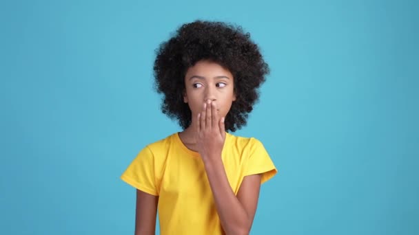 Criança bonito menina impressionado privado novidade isolado azul cor fundo — Vídeo de Stock