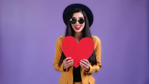 Romântico chique senhora abraçar papel coração isolado cor vibrante fundo — Vídeo de Stock