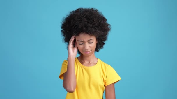 Niña de alta temperatura migraña sufren aislado color azul de fondo — Vídeos de Stock