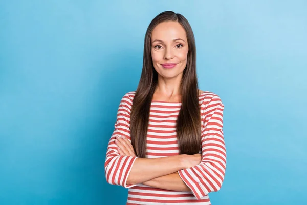 Foto di giovane donna attraente buon umore mani piegate leader intelligente isolato su sfondo di colore blu — Foto Stock