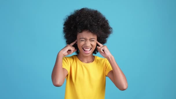 Kind Mädchen nicht wie Musik bitten, leise isoliert blaue Farbe Hintergrund — Stockvideo