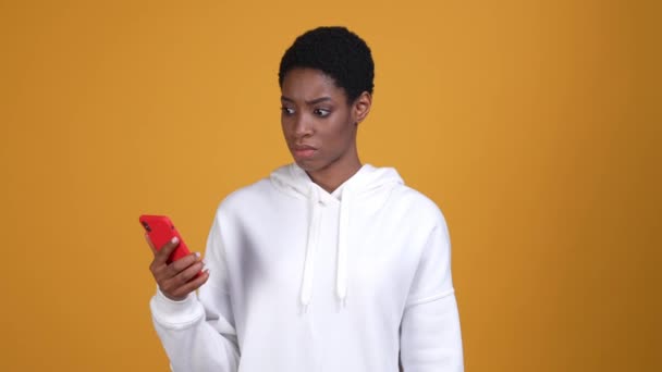 Meisje man duim-naar beneden teken feedback apparaat geïsoleerde levendige kleur achtergrond — Stockvideo