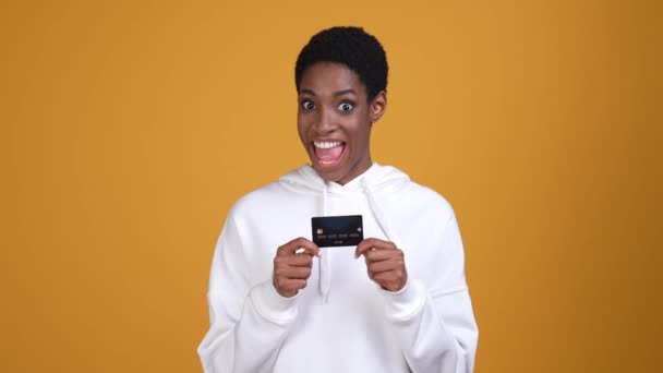 Bisexual τύπος κυρία δείχνουν γροθιά χρεωστική κάρτα μέχρι απομονωμένο ζωντανό φόντο χρώμα — Αρχείο Βίντεο