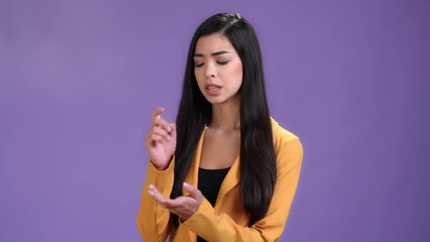 Pensive Dame entscheiden Genie Gedanken isoliert lebendige Farbe Hintergrund — Stockvideo