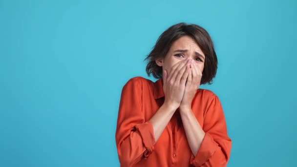 Frustrierte Dame entsetzt über Jobverlust Neuheit isoliert blaue Farbe Hintergrund — Stockvideo
