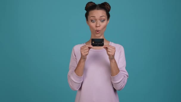 Lady klant toon credit card maken oke teken geïsoleerde glans kleur achtergrond — Stockvideo