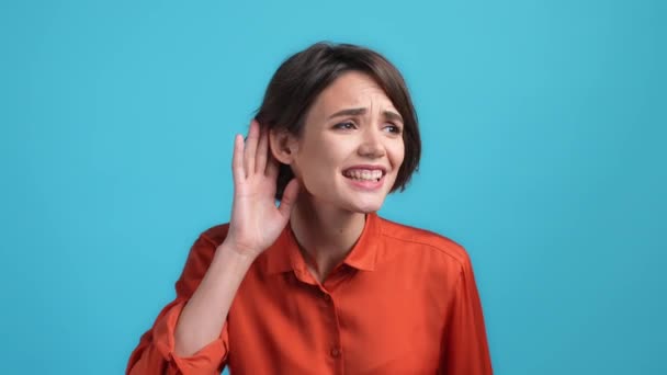 Señora no escuchar novedad colega aislado color azul fondo — Vídeos de Stock