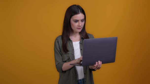 女性の専門家の上司は、ネットブックの準備プロジェクトを使用して分離鮮やかな色の背景 — ストック動画