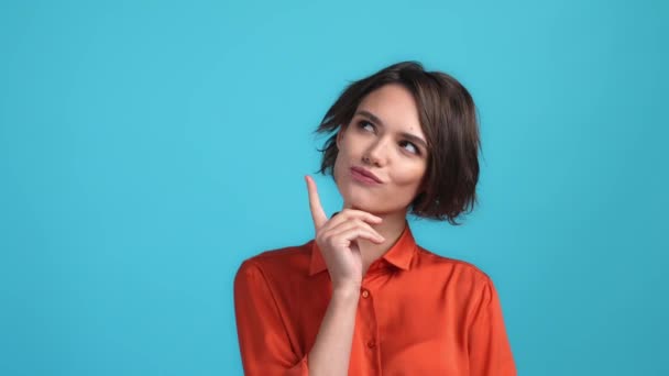 Lady slimme marketeer beslissen geniale gedachten geïsoleerde blauwe kleur achtergrond — Stockvideo