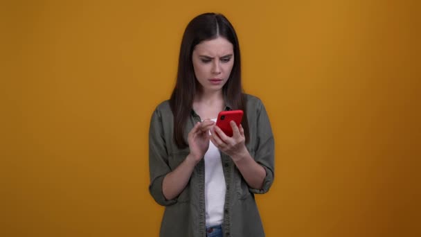 Блоггер леди использовать приложение гаджет читать чат изолированы яркий цвет фона — стоковое видео