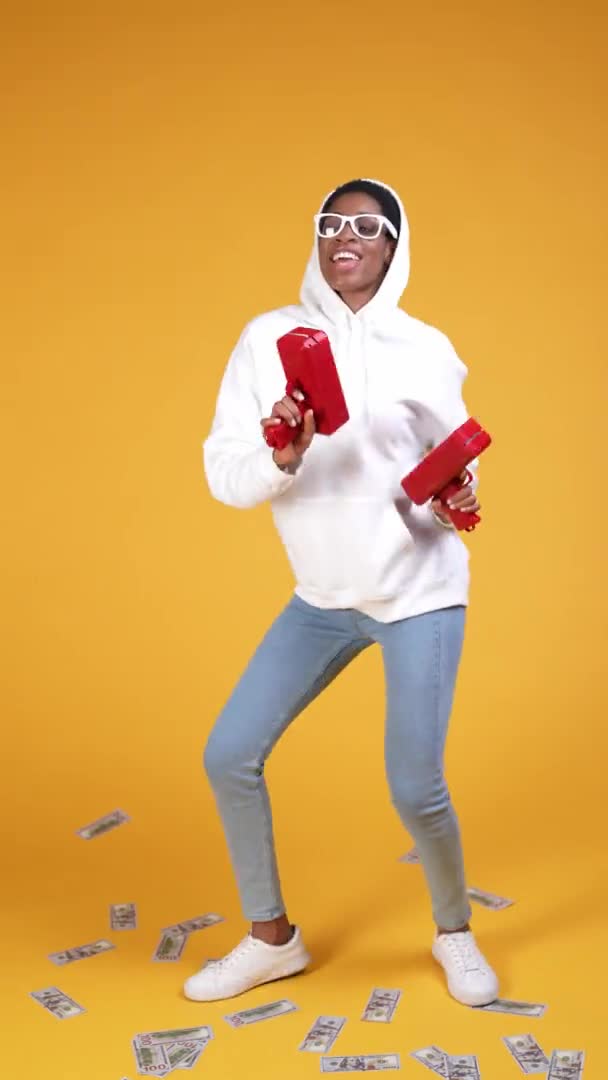 Rijke biseksuele dame guy dans pistool geld geïsoleerde heldere kleur achtergrond — Stockvideo