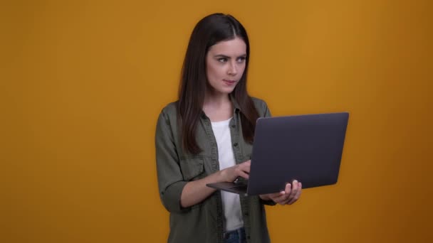 Wanita cerdas menggunakan netbook hug dream break jeda terisolasi warna latar belakang bersinar — Stok Video
