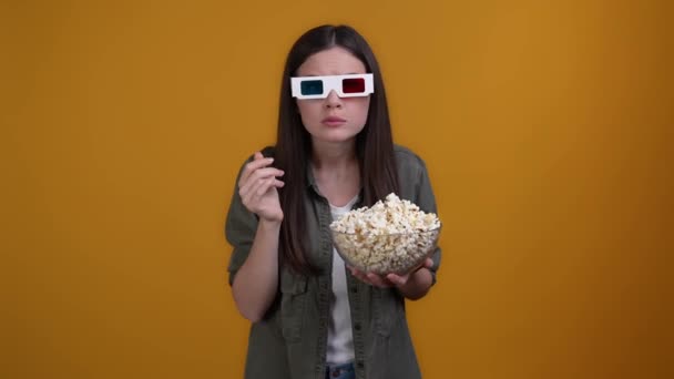 Assustado senhora assistir série tecnologia óculos isolado cor brilhante fundo — Vídeo de Stock