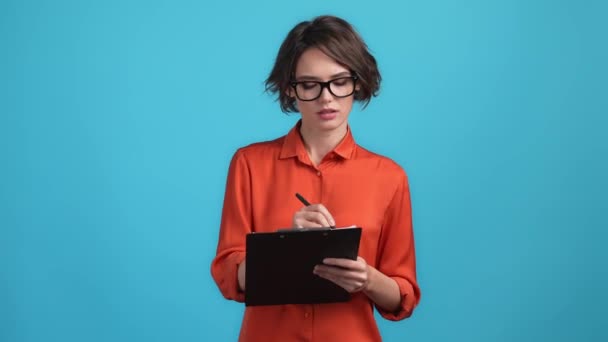 Profesyonel bayan planlamacı çizelgesi izole edilmiş mavi arkaplan — Stok video