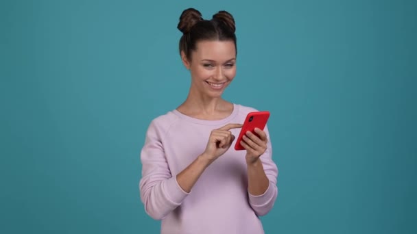 Blogger lady millennial uso dispositivo red aislado color brillante bckground — Vídeos de Stock