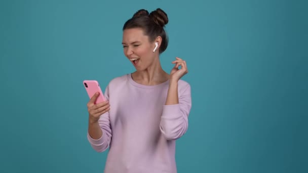 Millennial lady słuchać rock pop piosenki urządzenie odizolowane połysk kolor tło — Wideo stockowe