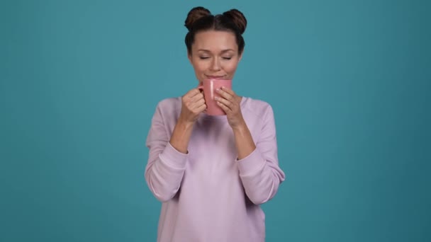 Sonhador bonito doce senhora bebida latte isolado cor brilhante fundo — Vídeo de Stock