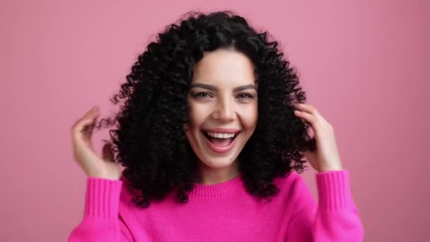 Senhora positiva preparar ocasião desfrutar de penteado isolado fundo cor pastel — Vídeo de Stock