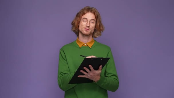 Guy hr reunión socios jefe escribir consejos aislado vibrante color fondo — Vídeo de stock