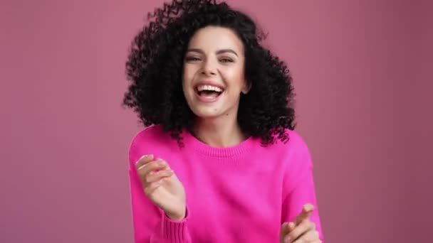 Positieve dame genieten van haarverzorging therapie springen geïsoleerde pastel kleur achtergrond — Stockvideo