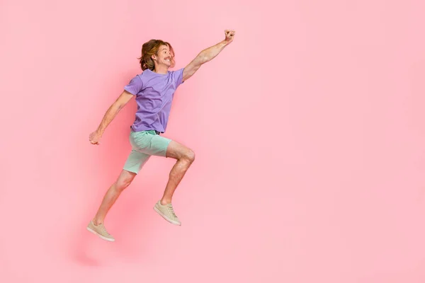Pleine longueur corps taille vue de attrayant gai succès gars sautant s'efforçant isolé sur rose fond de couleur pastel — Photo