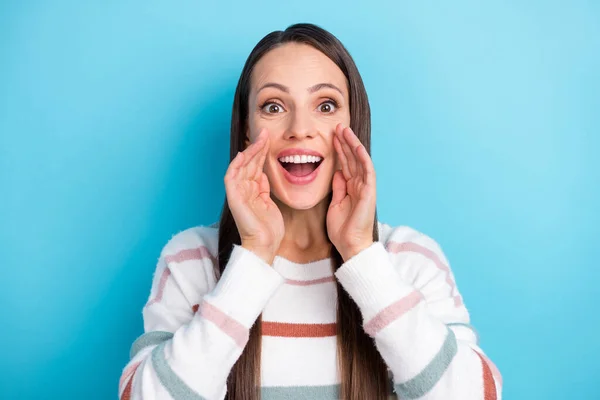 Фото веселих гучномовців леді руки відкритий рот розкажуть про продаж новини одягу смугастий светр ізольований синій колір фону — стокове фото