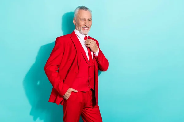 Güzel emekli bir adamın fotoğrafı. Kırmızı üç parça takım elbise giyip kol kravatı takıyor. Boş uzay izole edilmiş turkuaz renk arka plan. — Stok fotoğraf