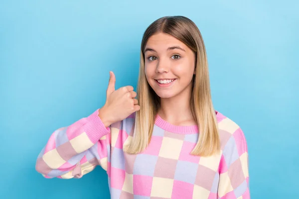 Retrato de atractiva chica agradable alegre y confiada que muestra el anuncio del pulgar aislado sobre el fondo de color azul vibrante —  Fotos de Stock