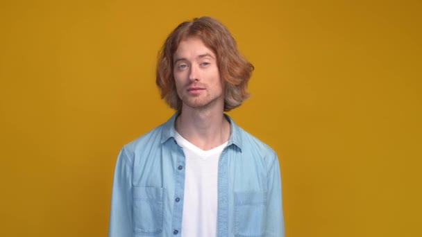 Funky kille titta på otrolig rabatt knytnäve upp isolerad glans färg bakgrund — Stockvideo