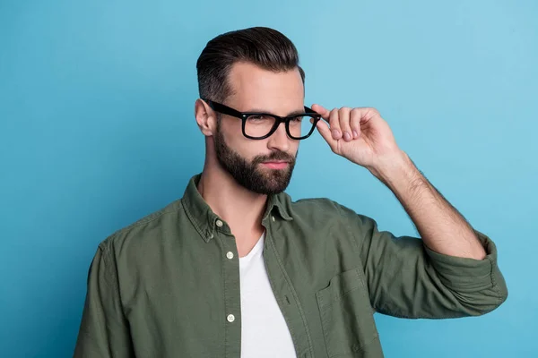 Zdjęcie inteligentne nakładające męski facet wygląd puste miejsce nosić okulary zielona koszula odizolowany niebieski kolor tło — Zdjęcie stockowe