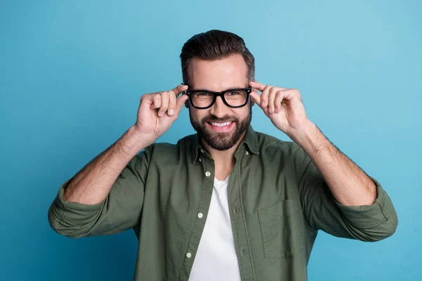 Foto de cara positivo alegre brilhante radiante sorriso usar óculos camisa verde isolado azul cor fundo — Fotografia de Stock