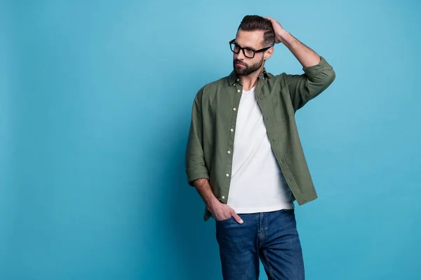 Foto de joven atractivo aspecto masculino serio copyspace tocando el cabello después de barbería aislado sobre fondo de color azul — Foto de Stock