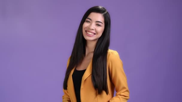 Positive Ceo Dame lächelt offen isoliert helle Farbe Hintergrund — Stockvideo