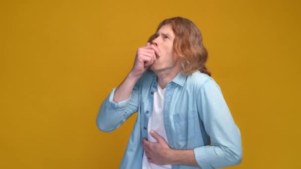 Guy febbre ad alta temperatura mal di gola tosse isolato brillare colore sfondo — Video Stock