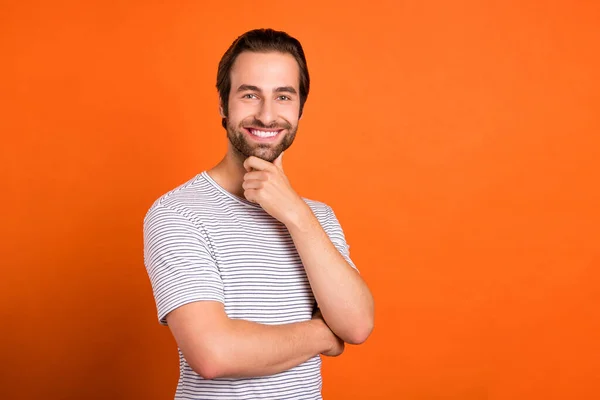Profil stronie zdjęcie młodego wesołego człowieka ręka dotyk podbródek inteligentny sen izolowane na pomarańczowy kolor tła — Zdjęcie stockowe