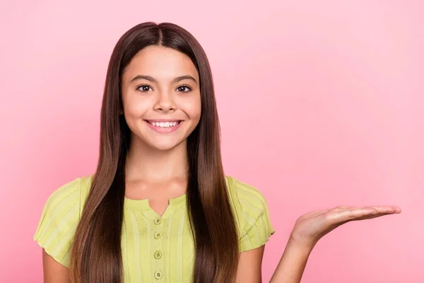 Foto do promotor alegre senhora mão demonstrar espaço vazio desgaste verde top isolado cor rosa fundo — Fotografia de Stock