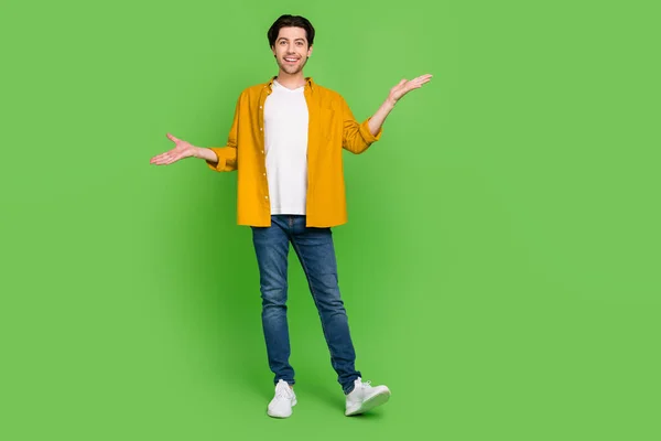 Full storlek foto av unga stilig snygg leende vänlig man affärsman isolerad på grön färg bakgrund — Stockfoto