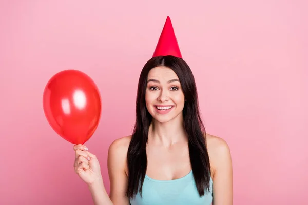 Foto van optimistische duizendjarige verjaardag dame houden ballon dragen hoed blauw top geïsoleerd op roze achtergrond — Stockfoto