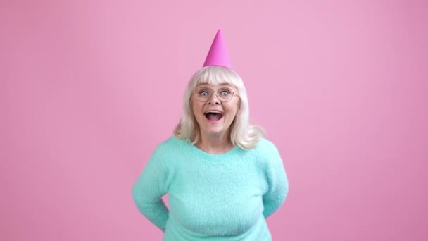 Nenek membuat kejutan membuang pesta serpentin terisolasi latar belakang warna pastel — Stok Video