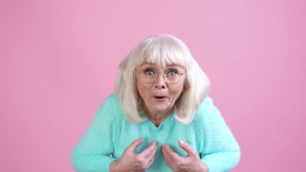 Yaşlı bayanın kolları hemfikir olmadığı kararı gösteriyor. Renkli arka plan. — Stok video