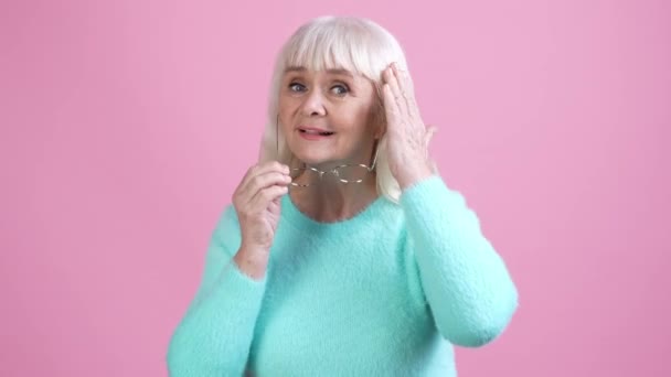 Hübsche alte Dame bereiten Veranstaltung Haarpflege isoliert Pastell Farbe Hintergrund — Stockvideo