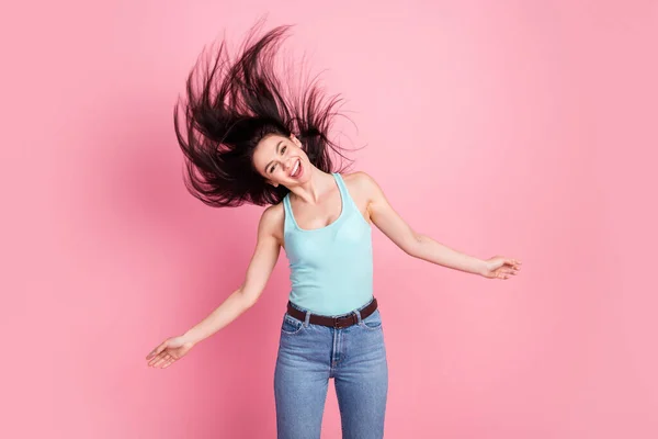 Foto de beleza saudável brilhante millennial senhora cabelo até desgaste top azul isolado no fundo cor-de-rosa — Fotografia de Stock