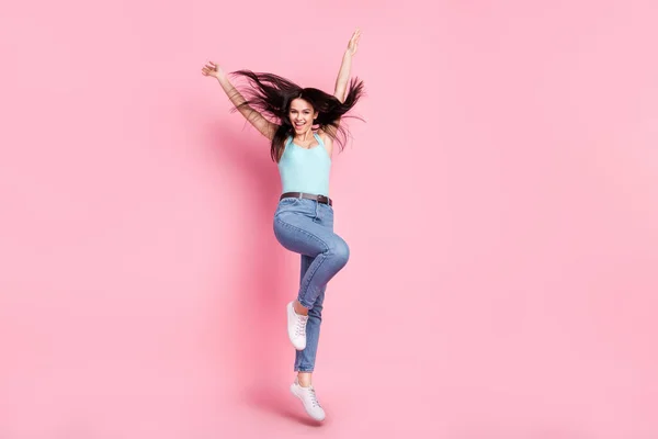 Corpo inteiro foto de louco milenar senhora dança desgaste azul top jeans isolado no fundo cor-de-rosa — Fotografia de Stock