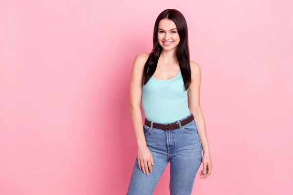 Foto van jong vrolijk meisje gelukkig positief glimlach mooi schattig geïsoleerd over roze kleur achtergrond — Stockfoto