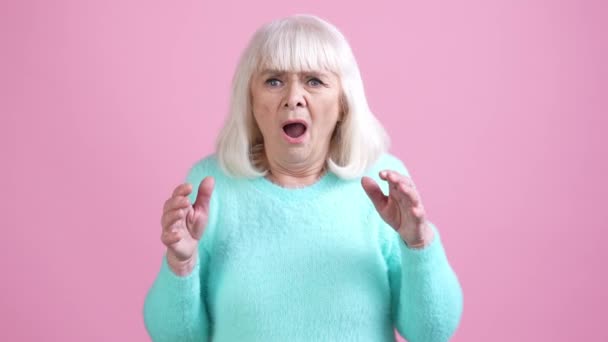 Sorprendido anciana mirada horrible novedad aislado pastel color fondo — Vídeo de stock