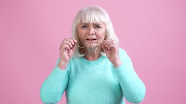 Doce senhora velha impressionado desconto isolado cor pastel fundo — Vídeo de Stock